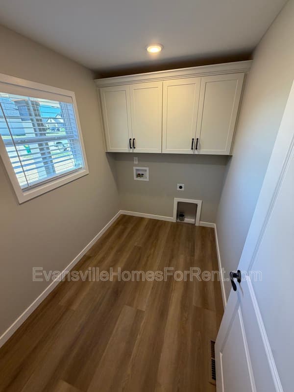 Evansville House: 12827 Halle Drive