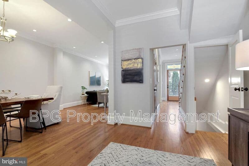 Washington House: 431 Manor PL NW