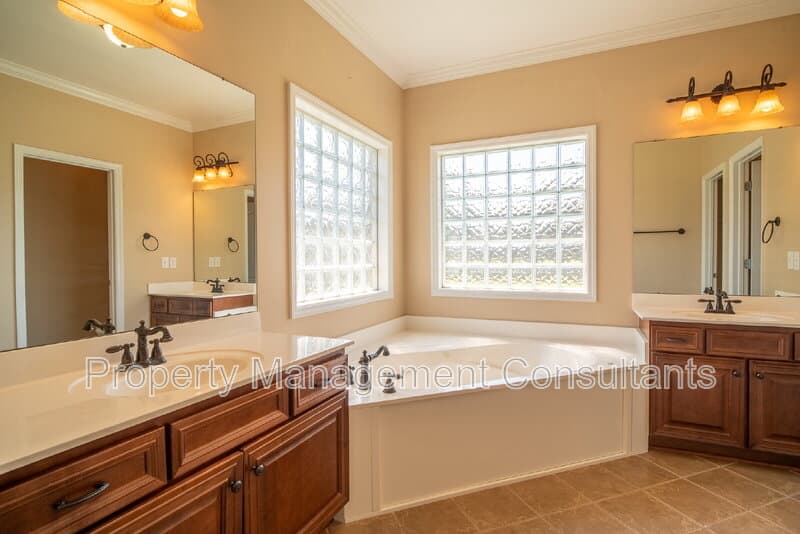 Madison House: 178 Sarah Jane Dr