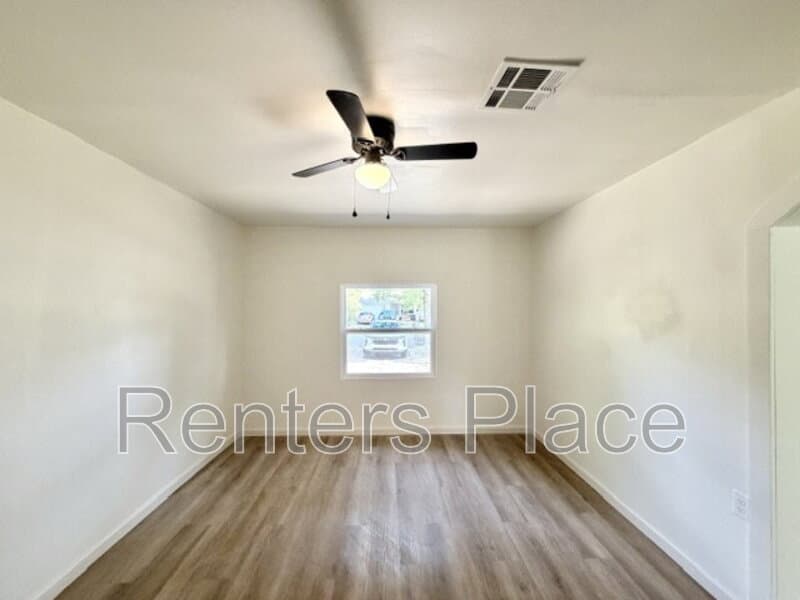 Sapulpa House: 2214 S Poplar St