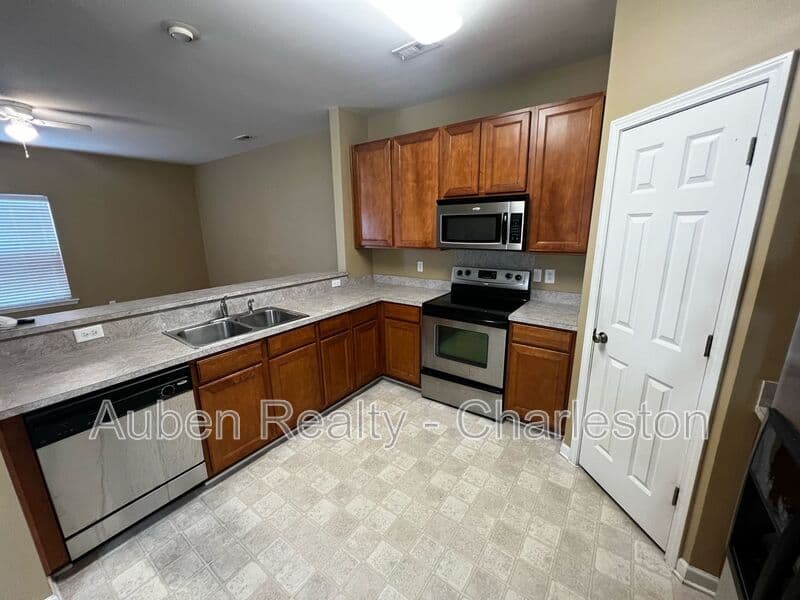 Summerville House: 226 S Lamplighter Ln