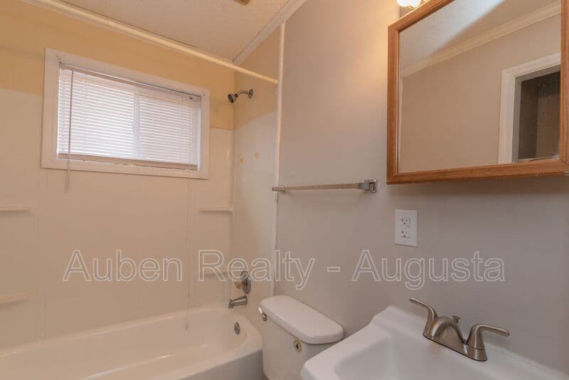 Augusta House: 2165 1/2 Telfair Street