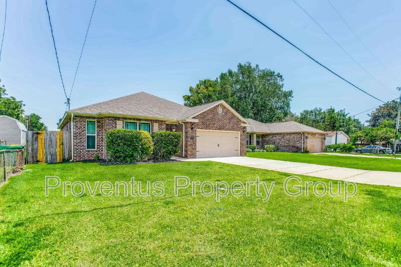 Mary Esther House: 215 Green Dr