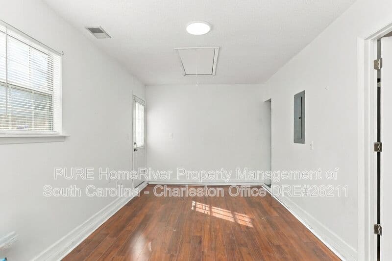 Summerville House: 108 Eaton Way