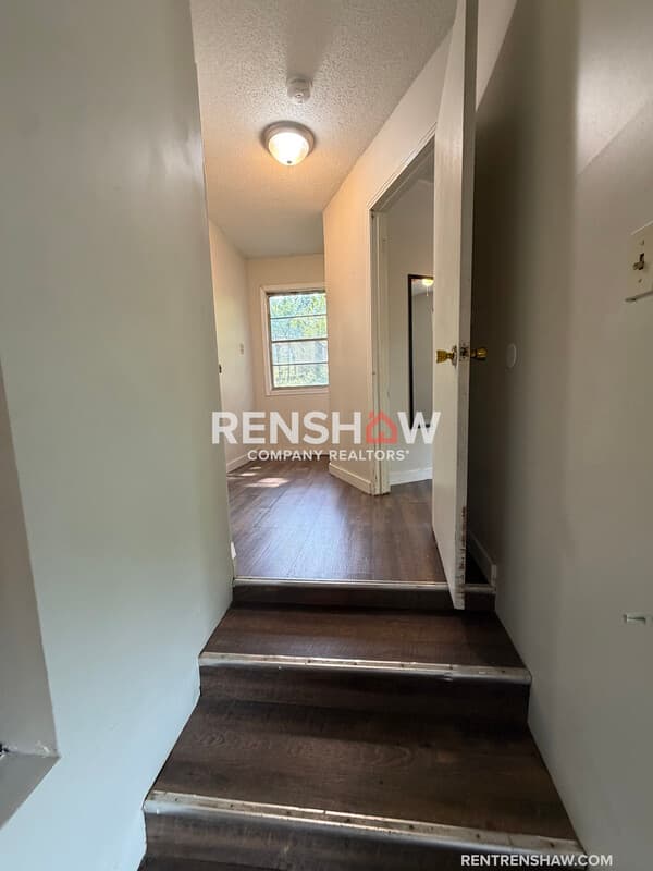 Lexington House: 450 Bedwell St