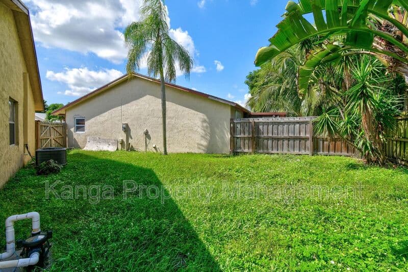 Greenacres House: 6126 Wauconda Way E