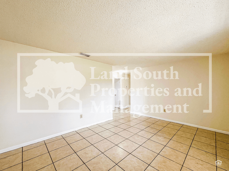 Lakeland House: 5825 Charlton Drive
