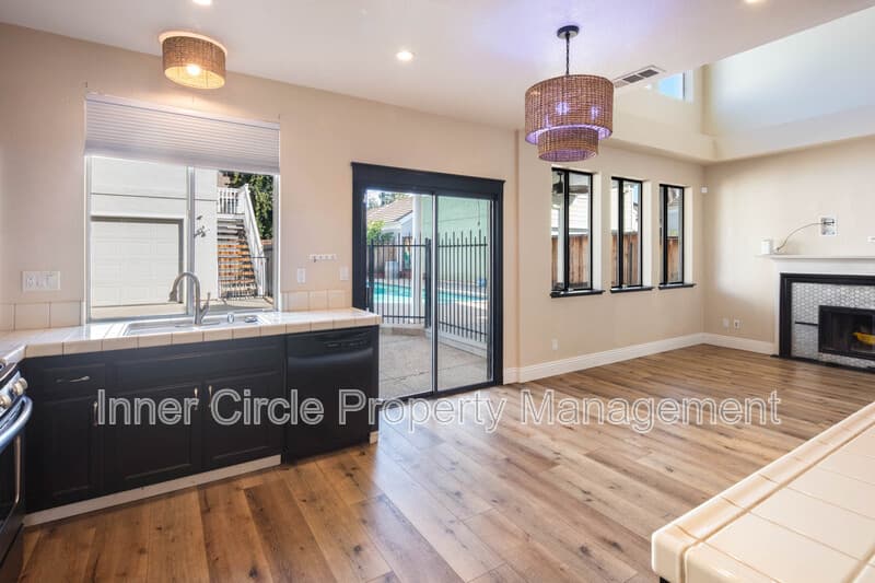 Brentwood House: 342 Chaucer Drive