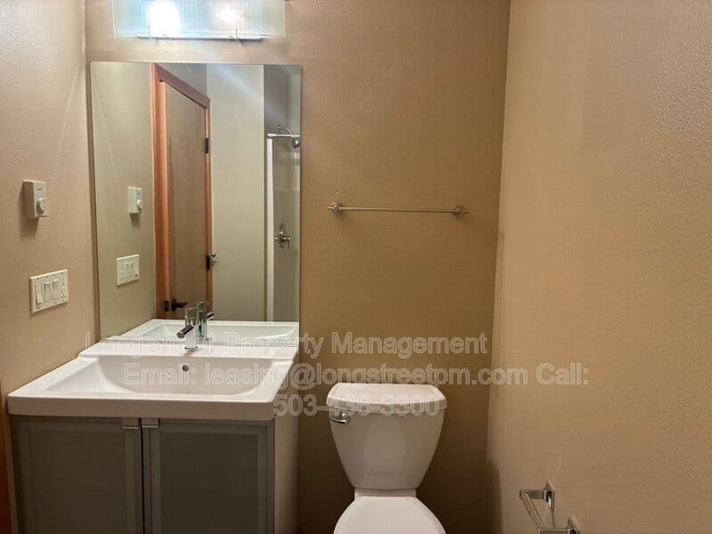 Portland Townhome: 5123 S Corbett Ave