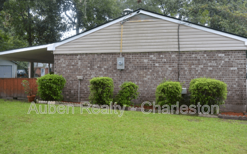 Charleston House: 1992 Beechnut St