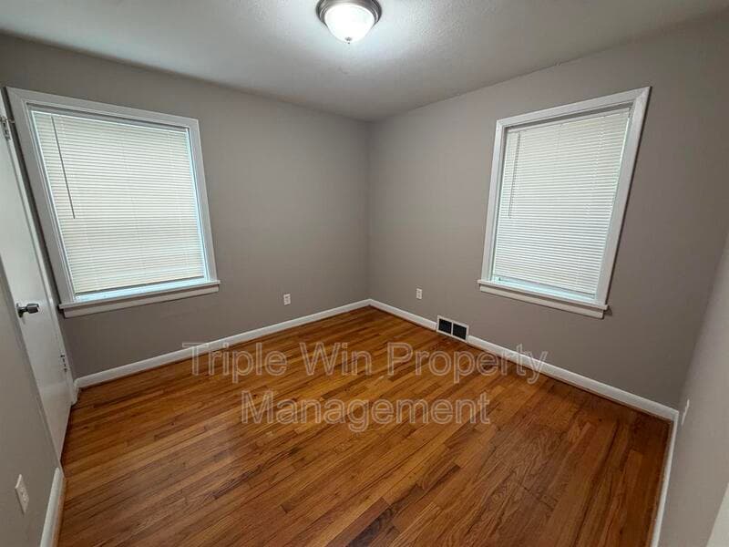 SAINT LOUIS House: 8004 MONROE AVE