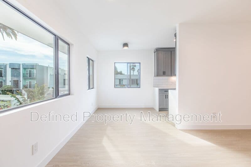 Los Angeles Condo: 6133 Eleanor Ave