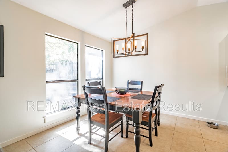 Fayetteville House: 2549 E Lancer St