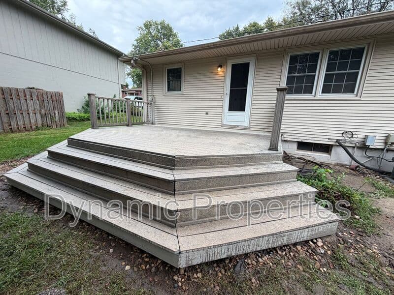 Omaha House: 1416 South 163rd Avenue