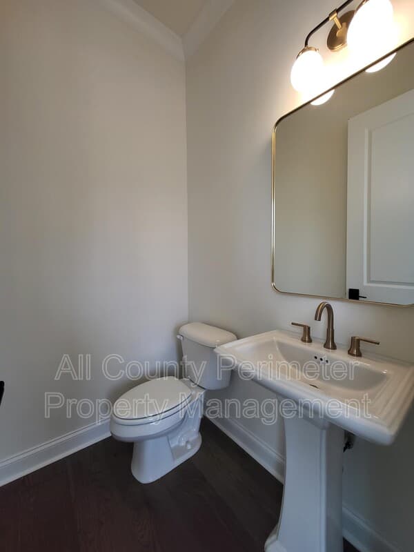 Cumming House: 137 Birch Tree Way