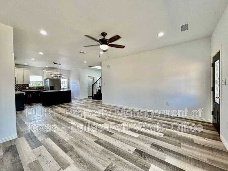 Granbury House: 915 Bobcat Trail