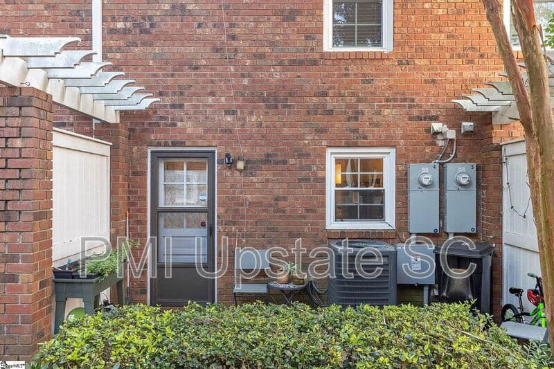 Greenville House: 501 Edwards Road
