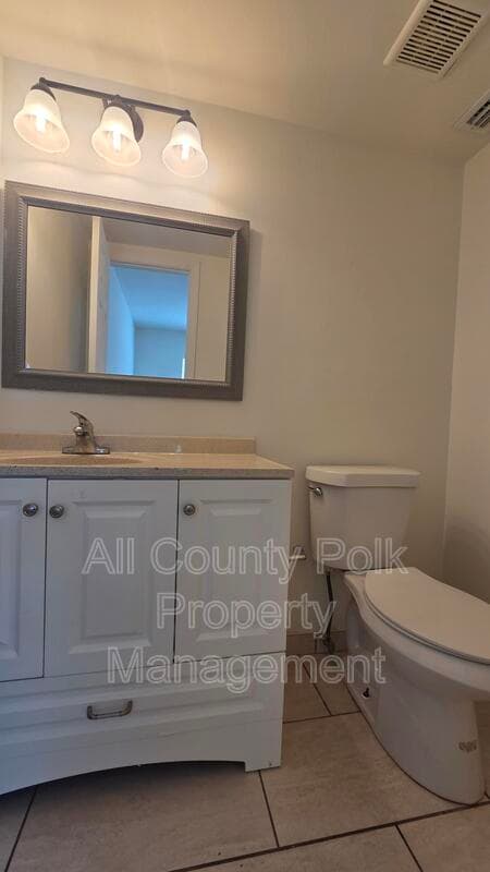 Lakeland Apartment: 915 Ariana St