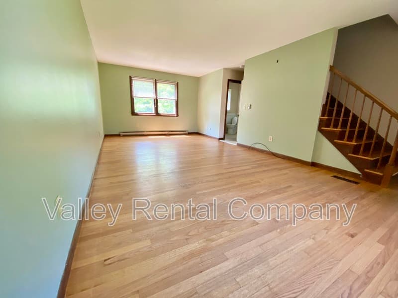 Hadley House: 73 Rocky Hill Rd