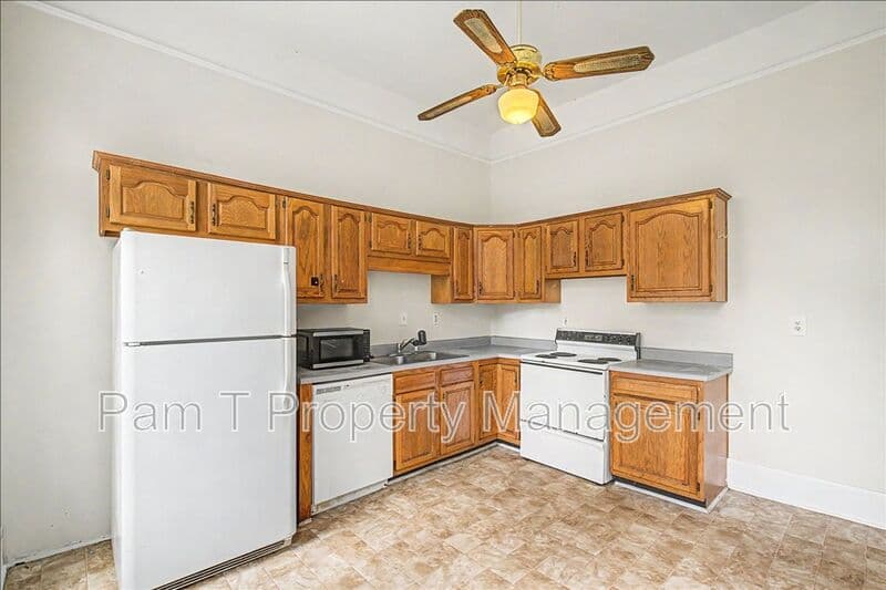 Savannah House: 512 E Waldburg Lane