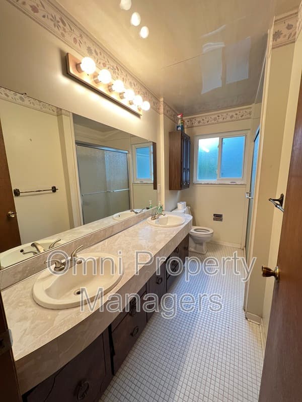 Warren House: 27359 Liberty Dr