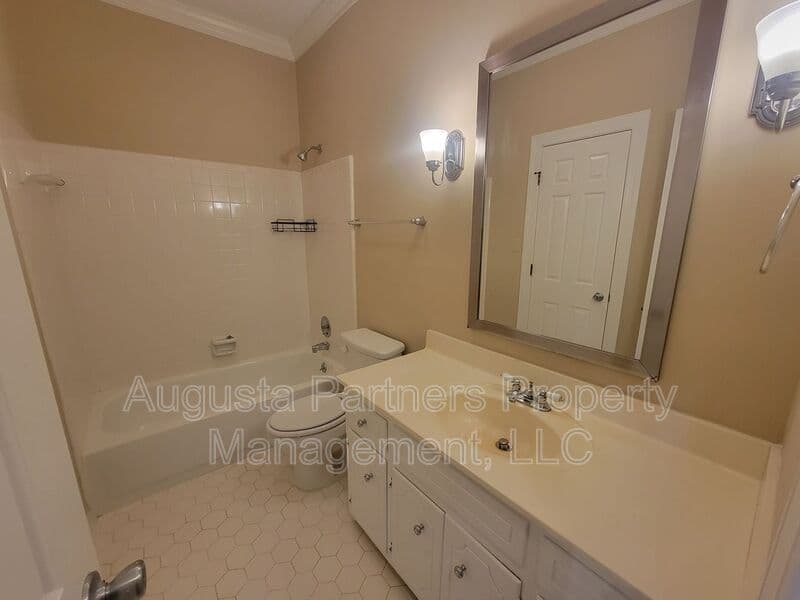 Martinez House: 288 Wakefield Ln S