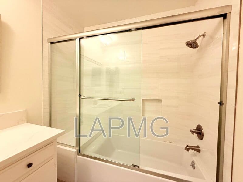 Los Angeles House: 1275 Barry Avenue