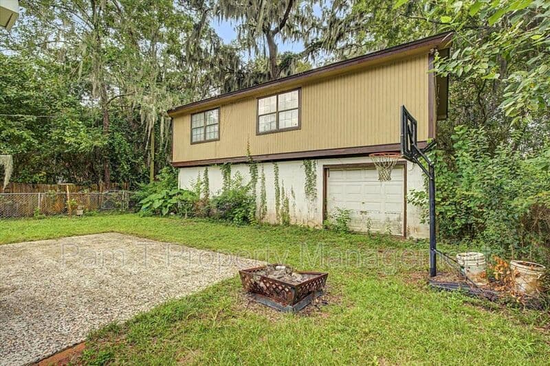 Savannah House: 2619-A Livingston Ave.