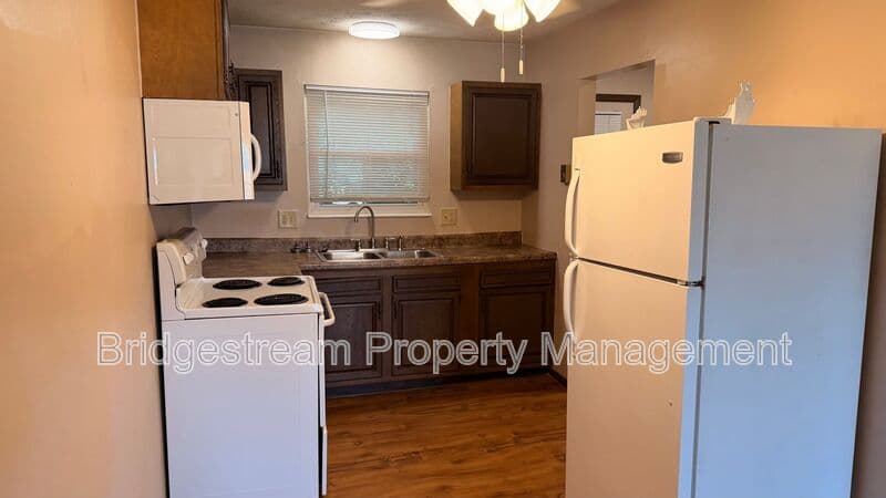 Germantown House: 40 Candlewood Ct