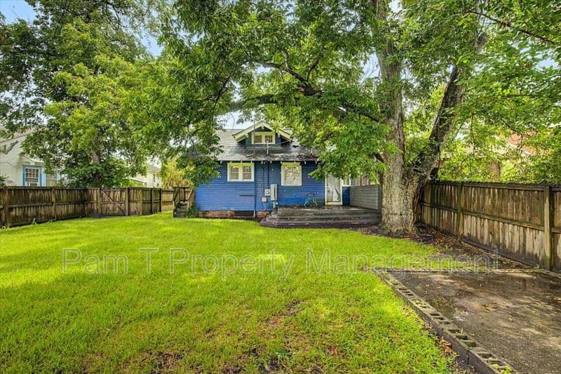 Savannah House: 1118 E Duffy St