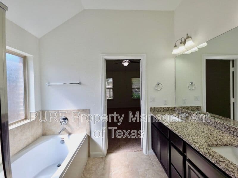 Austin House: 615 Linares Ln