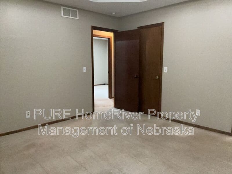 Ralston House: 6723 Woodbine Cir