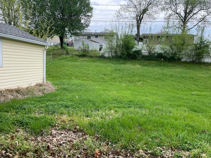 Saint Louis House: 451 Golden Valley Dr