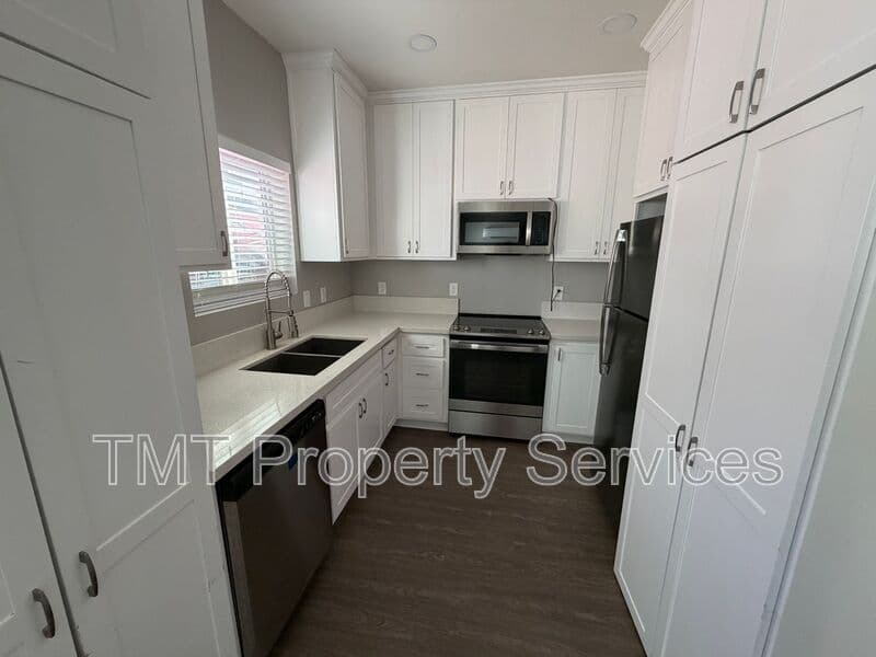Sacramento House: 1813 Helena Avenue
