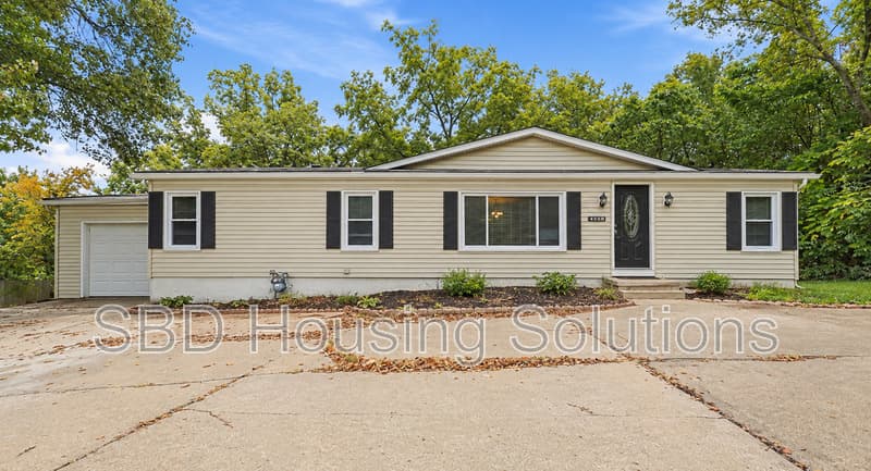 Blue Springs House: 104 N Countryside Ln