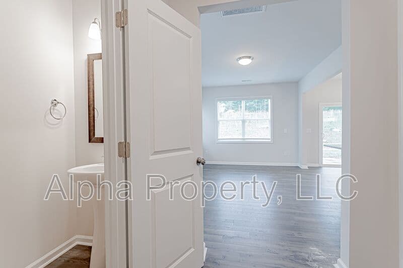 Duncan House: 25 Apricot Ln