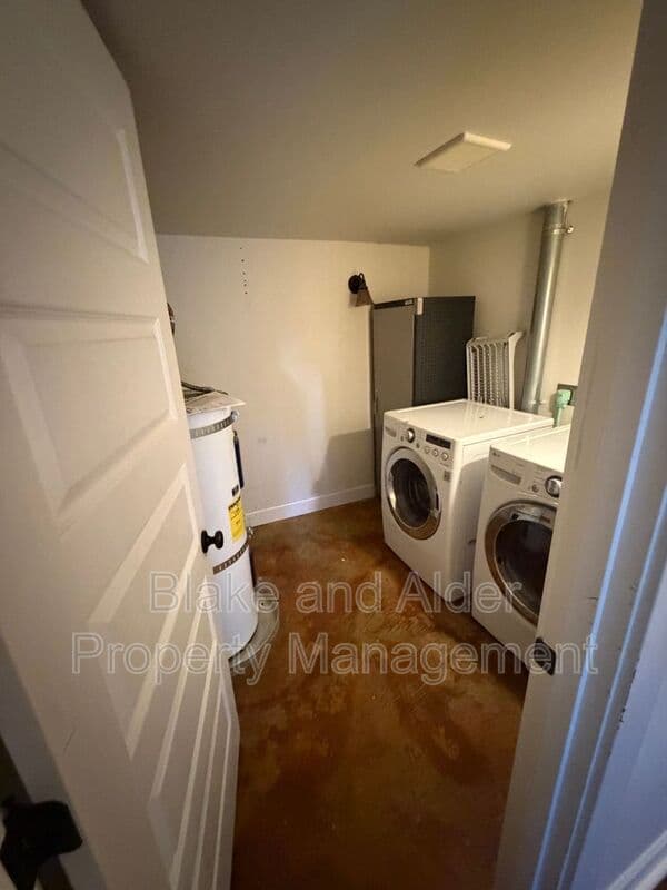 Portland House: 1121 SE Sherman Street