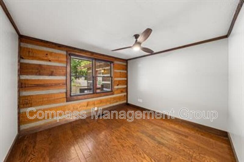 Knoxville House: 2004 Thompson Road