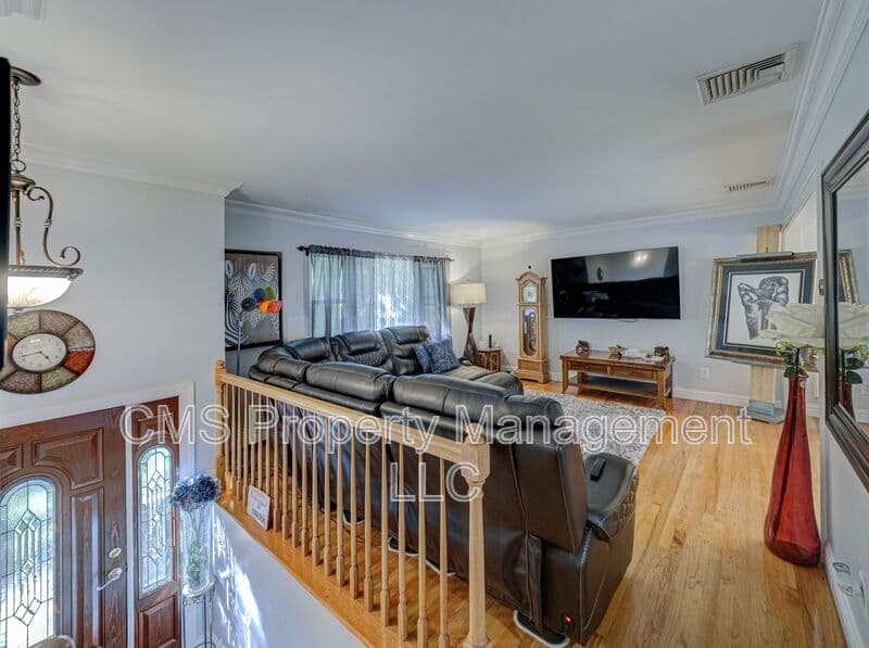Bloomingdale House: 128 Reeve Ave
