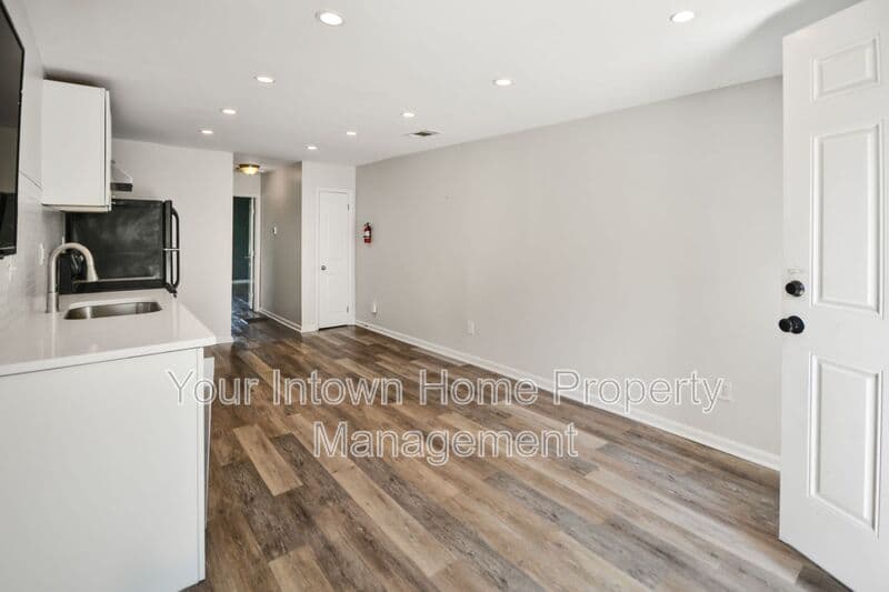 Atlanta House: 959 Dill Ave SW