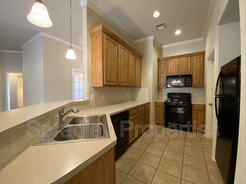 Temple House: 2014 Carriage House Dr