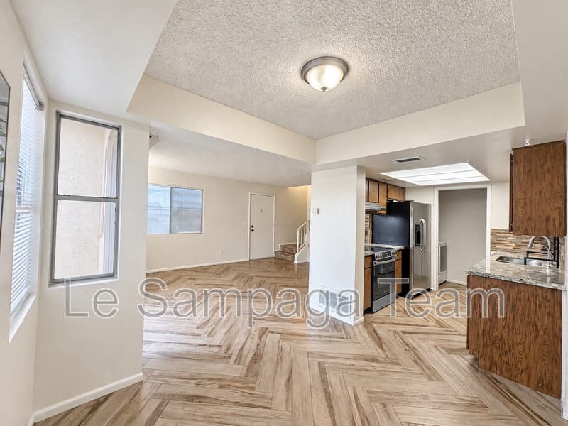Glendale House: 5934 N 48th Ln
