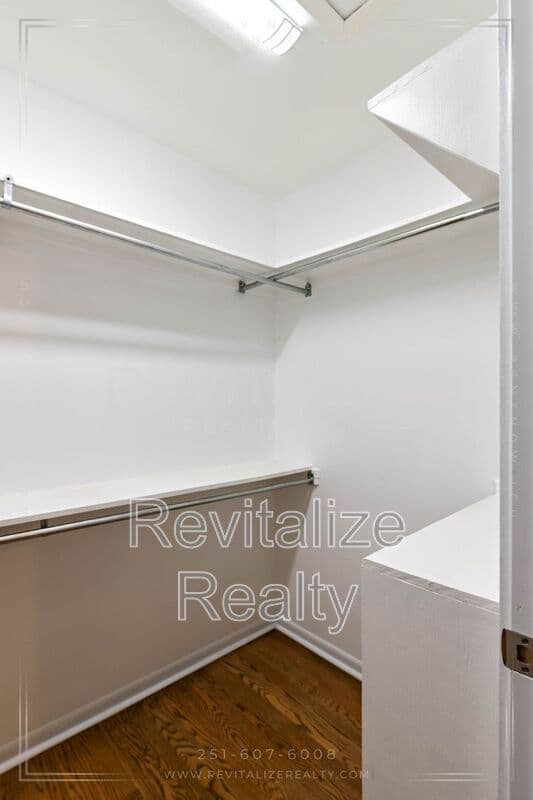Mobile House: 80 Hathaway Rd N
