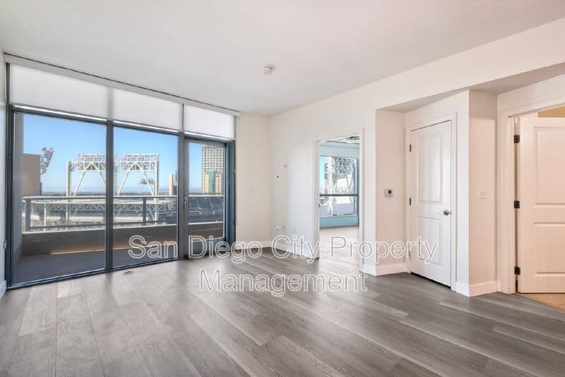 San Diego House: 253 10th Ave