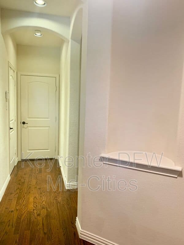 Irving House: 6463 Las Colinas Blvd