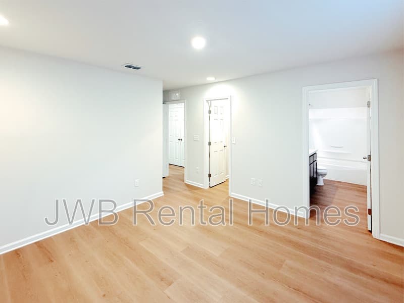 Jacksonville House: 2048 6th St W