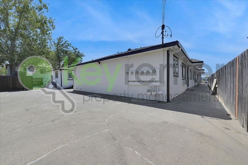 Sacramento House: 1071 Santiago Ave
