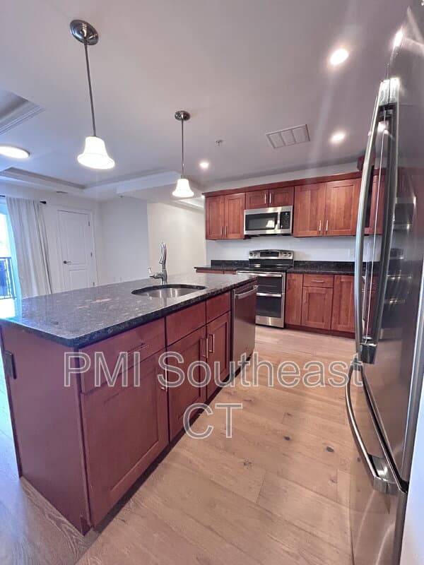 New London Condo: 461 Bank Street