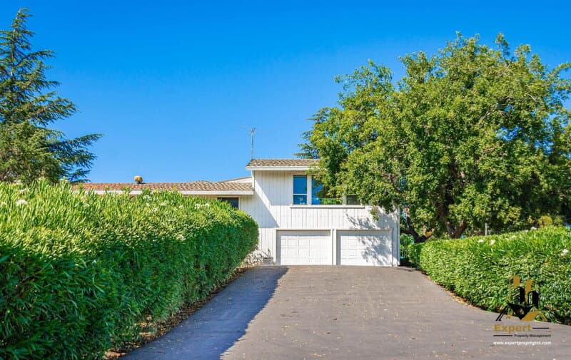 Newcastle House: 1811 Oak Terrace