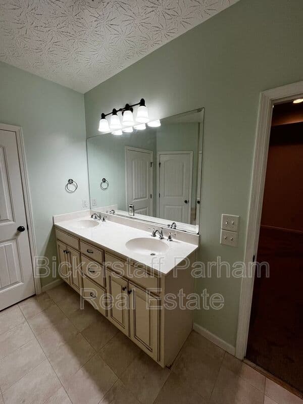 Columbus House: 7013 Imperial Way